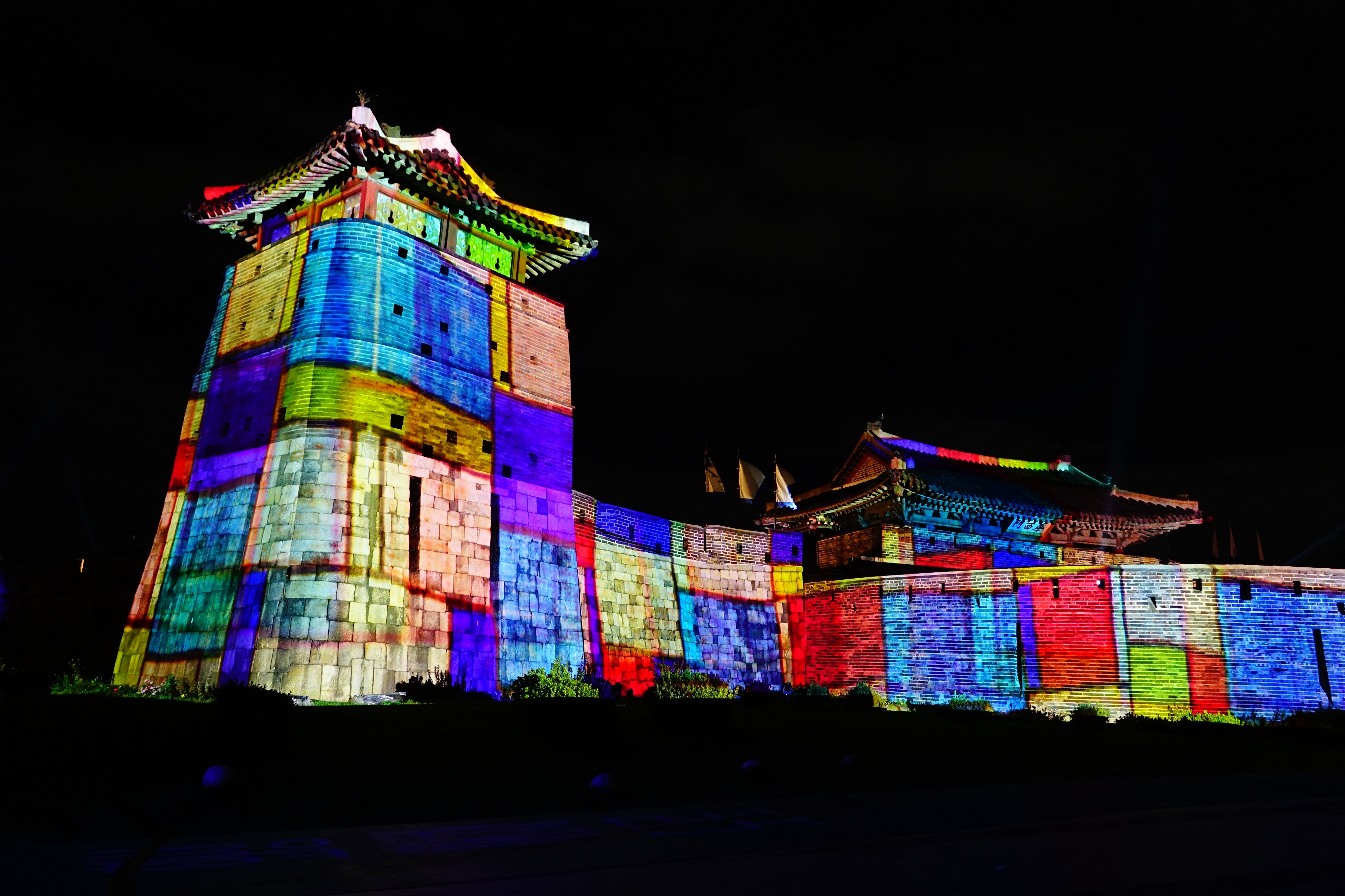 빛으로 물든 성곽